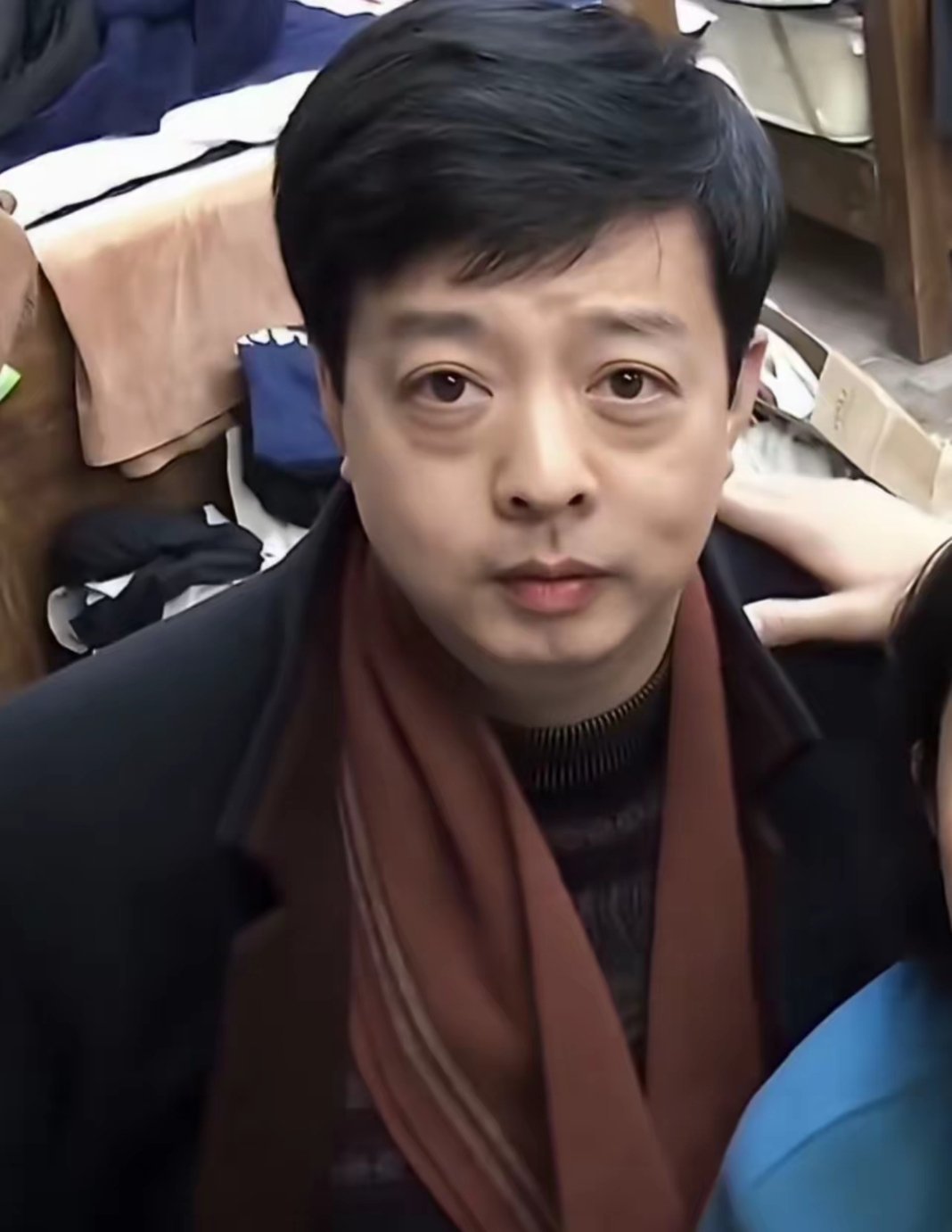 肖爸眼睛比肖战眼睛还大，有种萌萌哒的气质。 