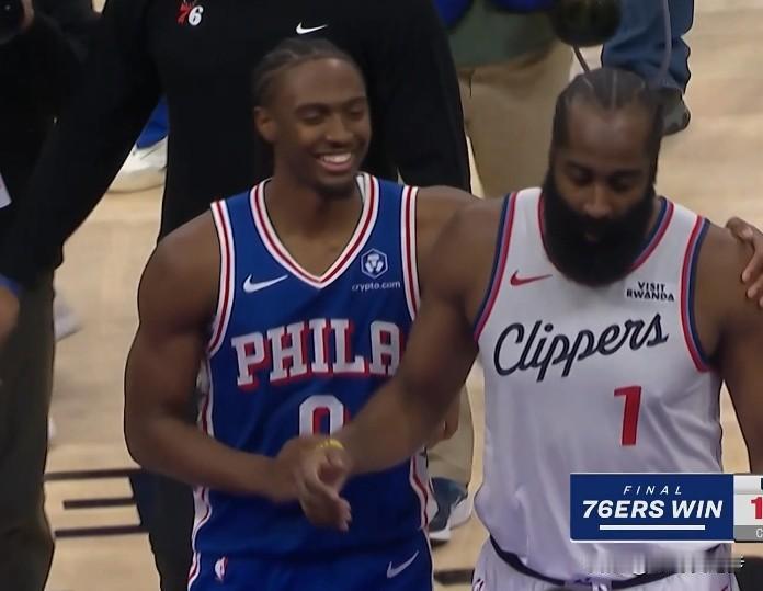 赛后马克西过来安慰哈登！小马这表情有点气人啊！
还有今天的鲍威尔也打的不错！鲍威