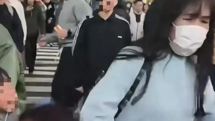 中方再次发出警告，呼吁在日本的中国人尽快回国。原来现在的日本出现了撞人族，看似是