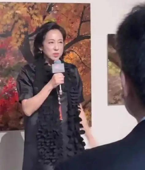 郭晶晶婆婆朱玲玲在上海盛大举办摄影展，67岁的她一袭得体装扮，贵气又不失温文儒雅