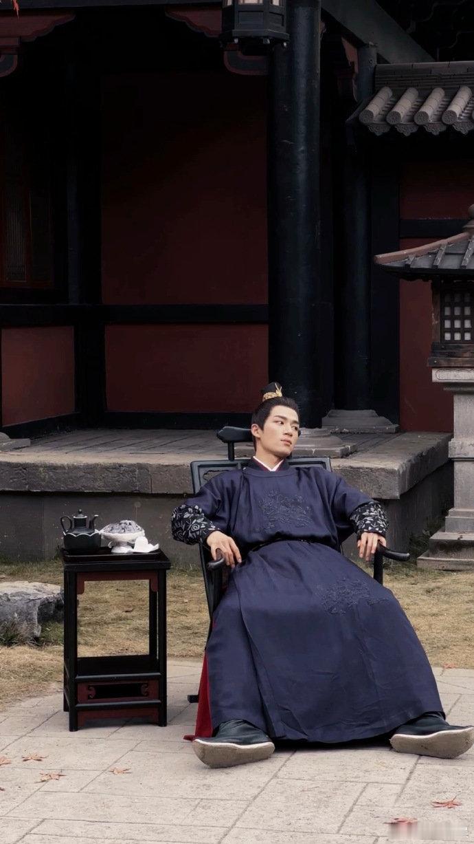 #王星越葛优躺# 看到在片场葛优躺的王星越这也太有松弛感了！在戏里戏外的这波反差