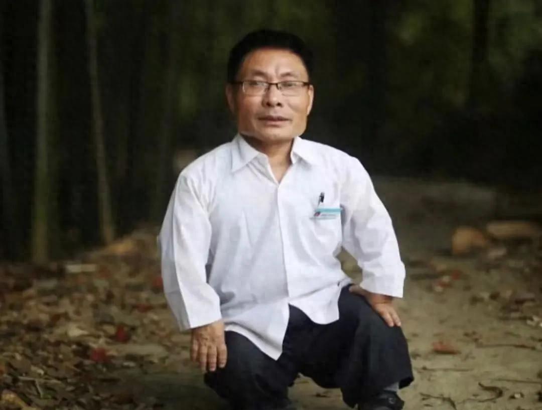 90厘米的肖九林生活贫困，却迎娶了一位身高1米6的妻子，这其中有怎样的故事呢？