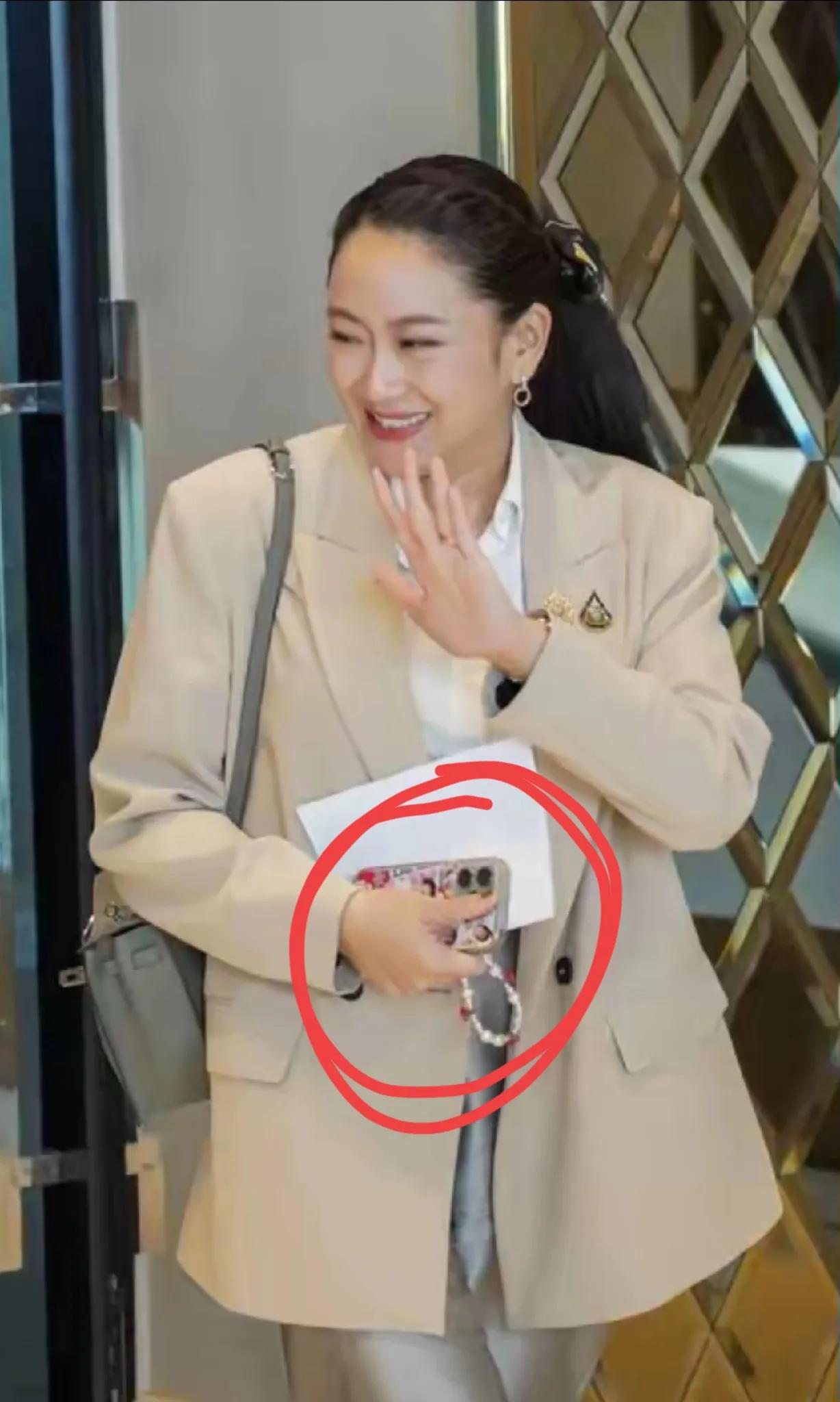 大家发现了没？泰国美女总理佩通坦竟然用的苹果手机！在飞机上办公的照片可以看出，苹