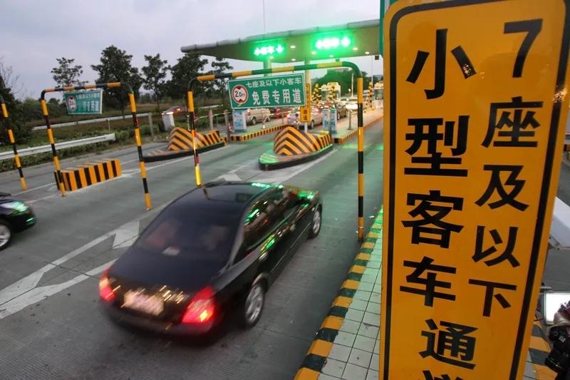 小车下高速手机欠费无法支付通行费，司机：工作人员垫付通行费并帮助充值话费。司机: