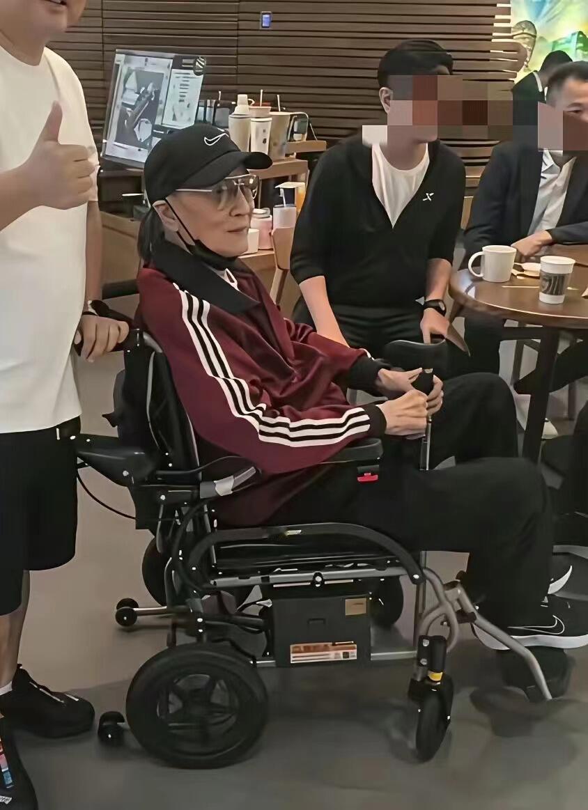 疑似谢贤最后一次露面的画面 