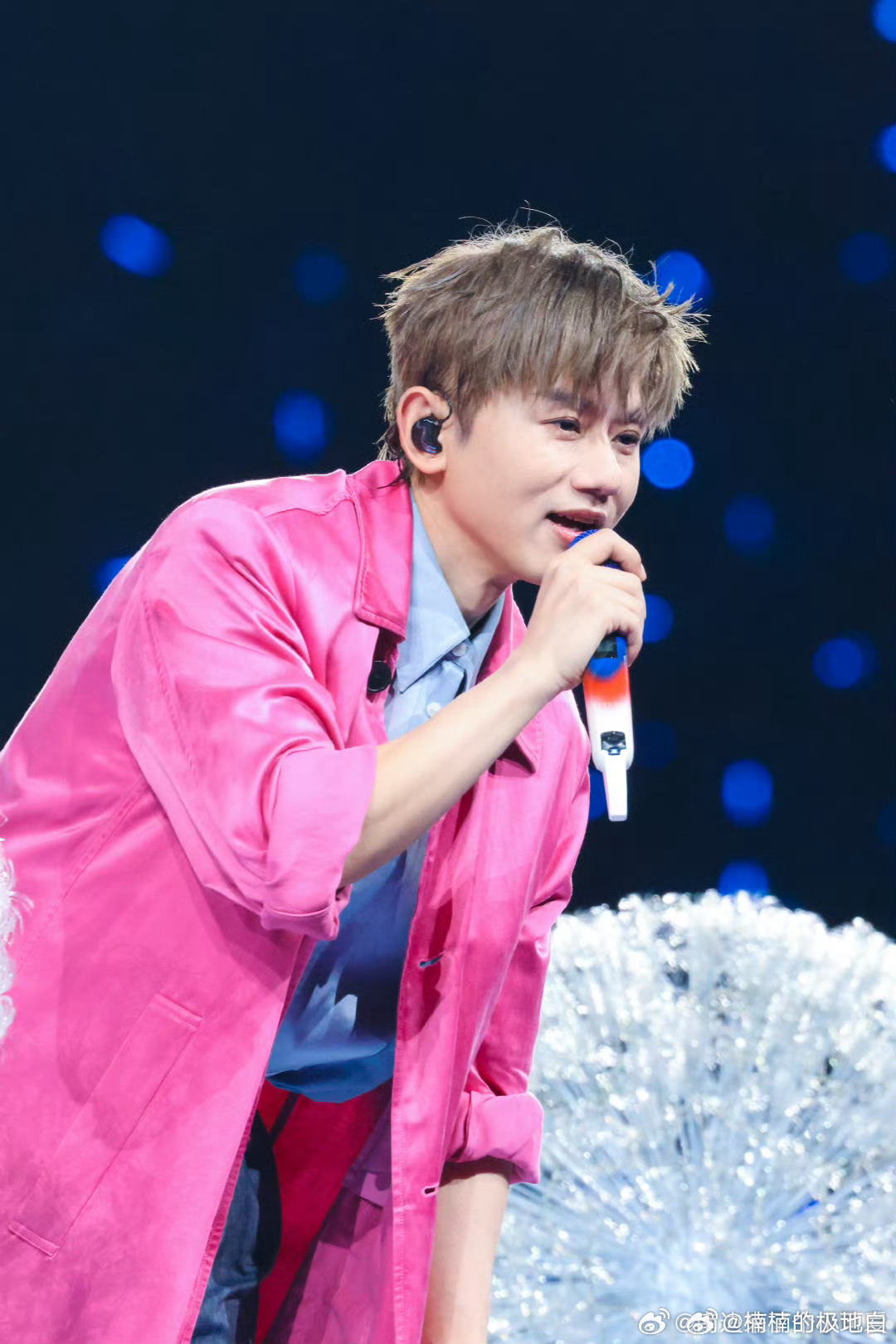 张杰唱完树呢单手擦眼泪 唱《树呢》的张杰完全投入情感，歌声里全是故事，唱完后安静