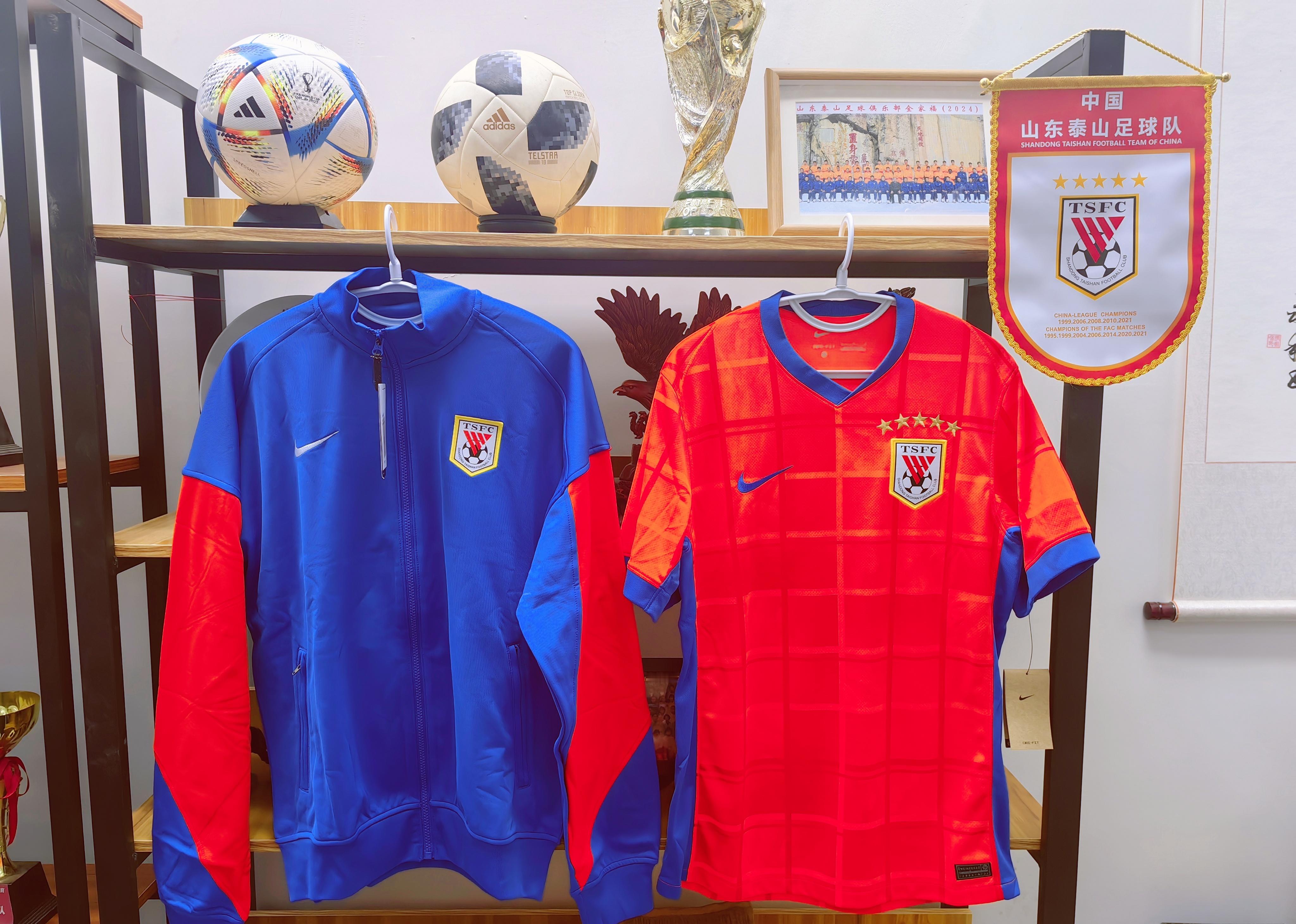 1月28日上午10：00，2026赛季山东泰山队主场球衣、出场夹克，耐克官方发布