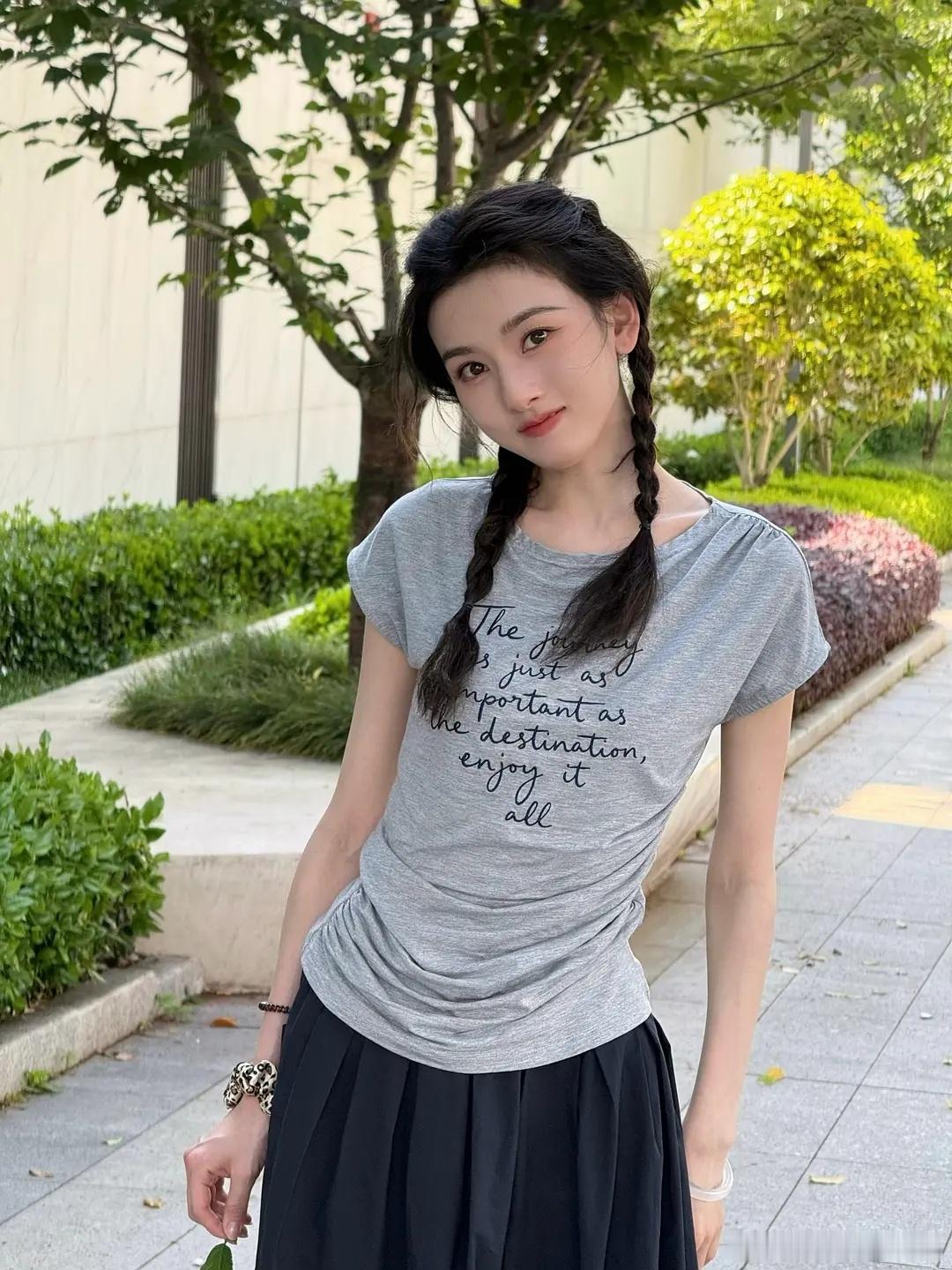 宋祖儿胳膊瘦的一点肉都没有了，脸才刚好呀 