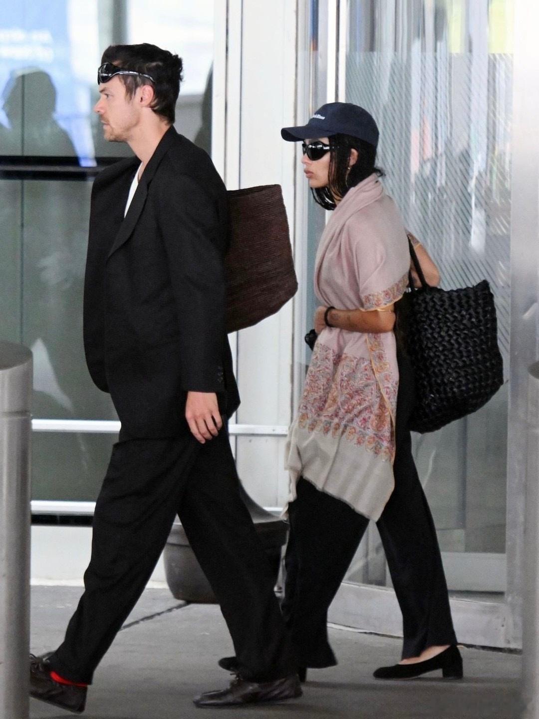 Harry Styles 和Zoë Isabella Kravitz昨天到达纽约