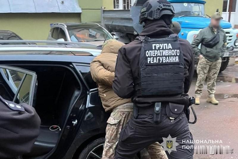 特尔诺波尔：乌克兰军人明火执仗直接抢劫

10月15日，乌克兰特尔诺波尔警方抓获