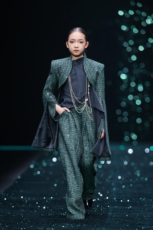 IVYAURORA｜大连日 2026中国国际时装周秀评

IVY·AURORA登