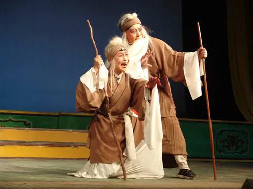 《清风亭》哭倒一片观众：这届网友，在为“道德底线”流泪！
 
河南南阳豫剧团一出