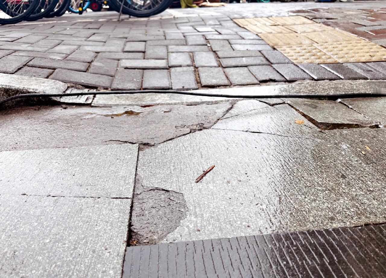 城管巧施“手术”解民忧】近日，上城区综合行政执法局湖滨中队队员巡查时发现，一根网