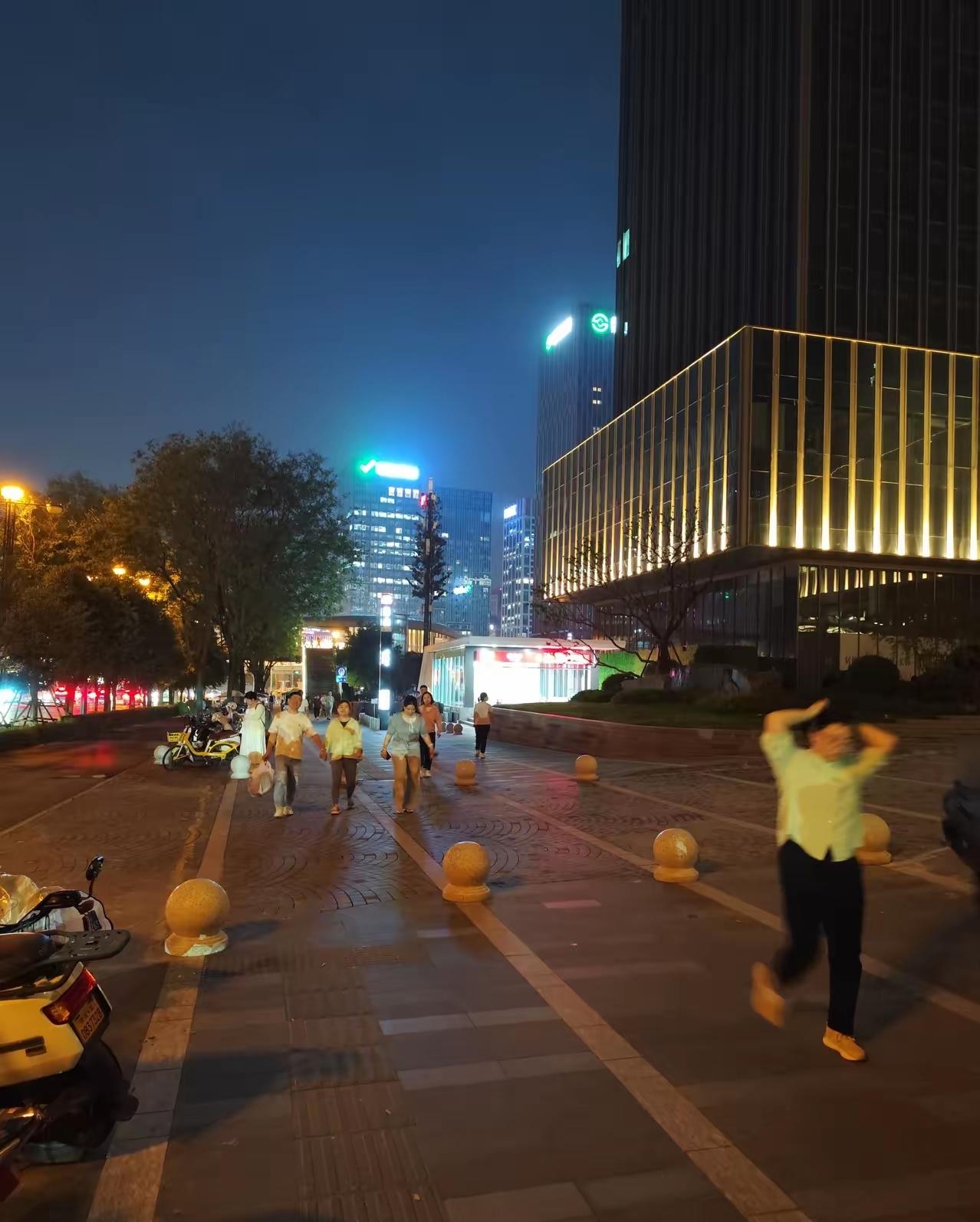 她说:突然想明白了，我们女人啊，一定要找一个好色的男人。
为啥子这样说，男人好色