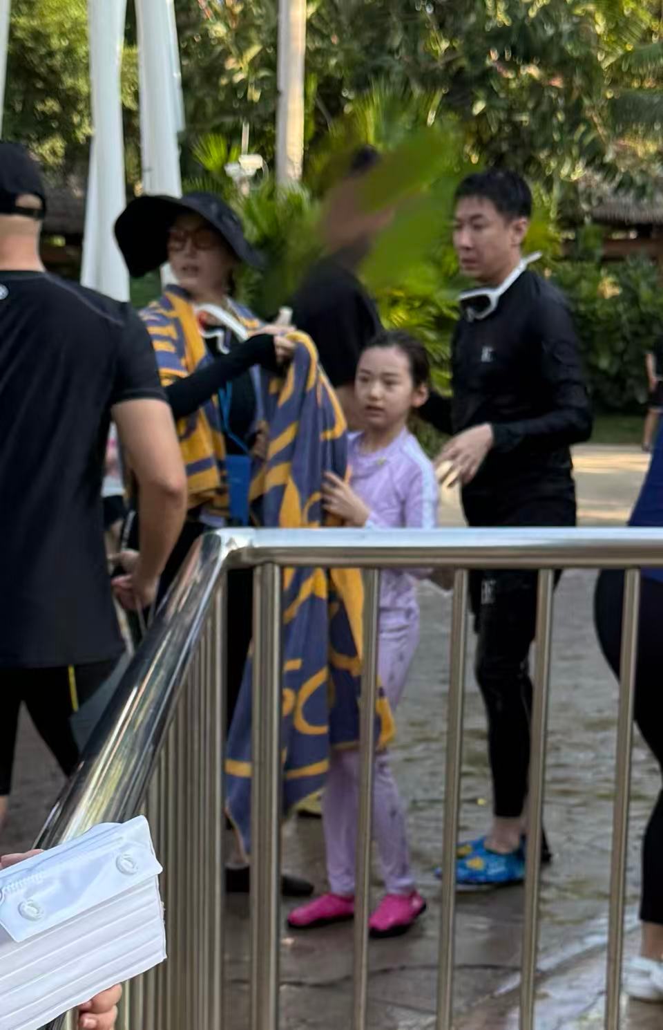 亚特兰蒂斯偶遇董璇张维伊小酒窝董璇张维伊带小酒窝水世界玩水 2月12日，有网友在