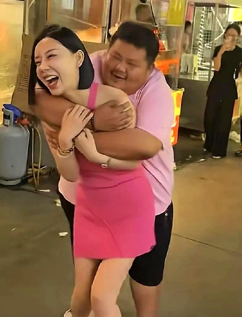 流量像磁场，把人推着往前冲时，边界就模糊了。
有人借势，有人被裹挟，屏幕外看得发