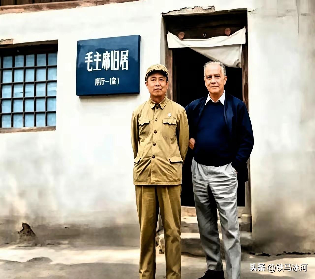 🍁1970年初秋，黄华陪同斯诺重访陕北保安（今志丹县）毛主席旧居。

1936