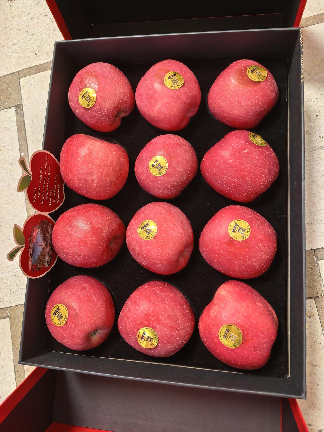 要过年了，给我家做清洁的小林送了甘肃老家寄过来的一箱苹果。小林是广东人，每周来我