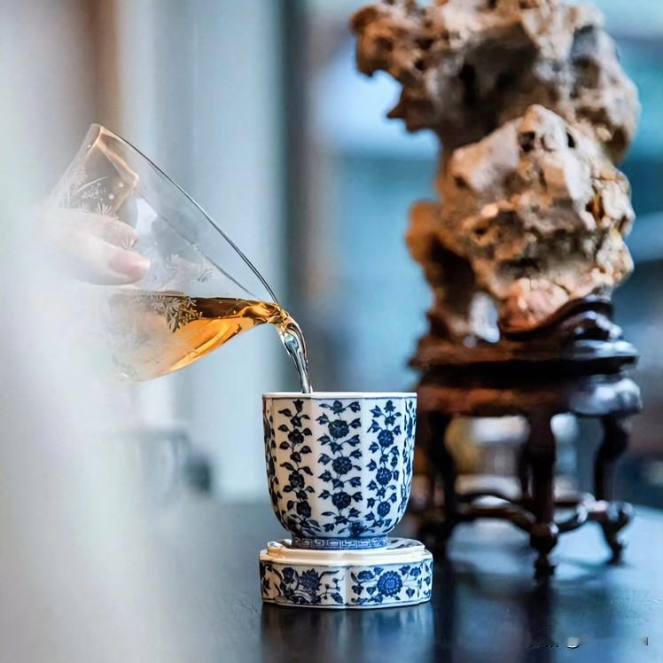 《花茶酬春·水调歌头体》
且看花如绣，更品茗如烟。人间至补何处？春色在杯间。眼底