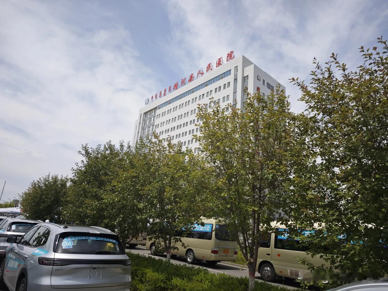 今天总共为1756位患者提供了义诊服务，同时检查服务305人次，其中
核磁/CT