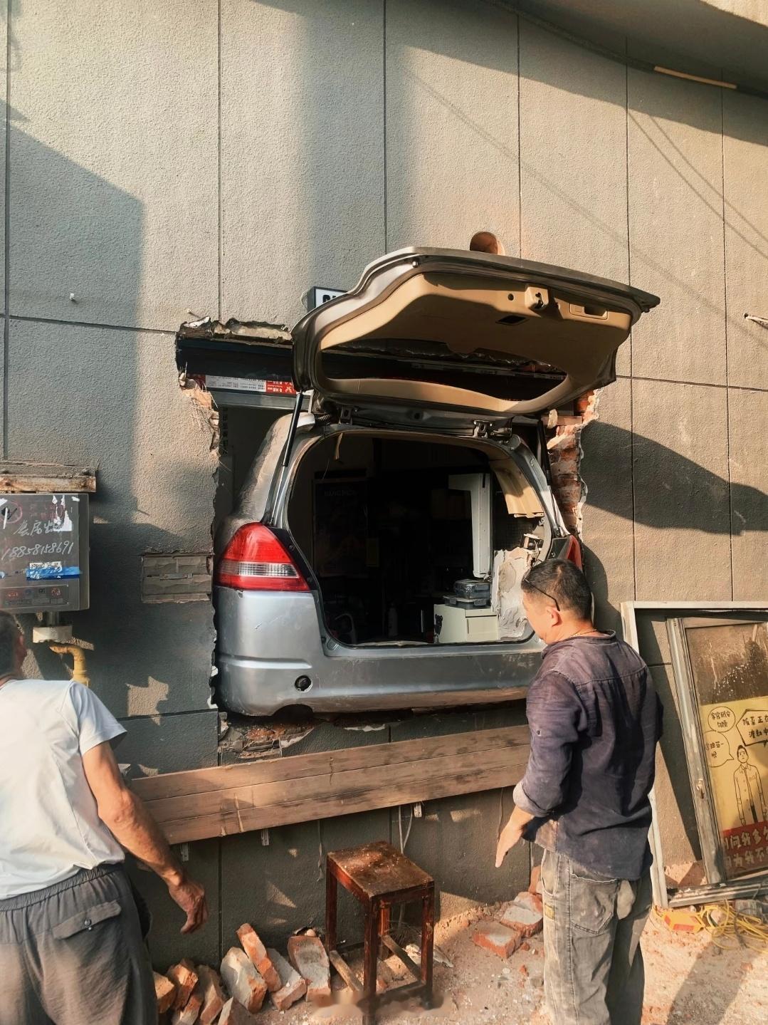 第一眼还以为是开车干进墙里了网友的咖啡店装修很有想法[允悲] ​​​
