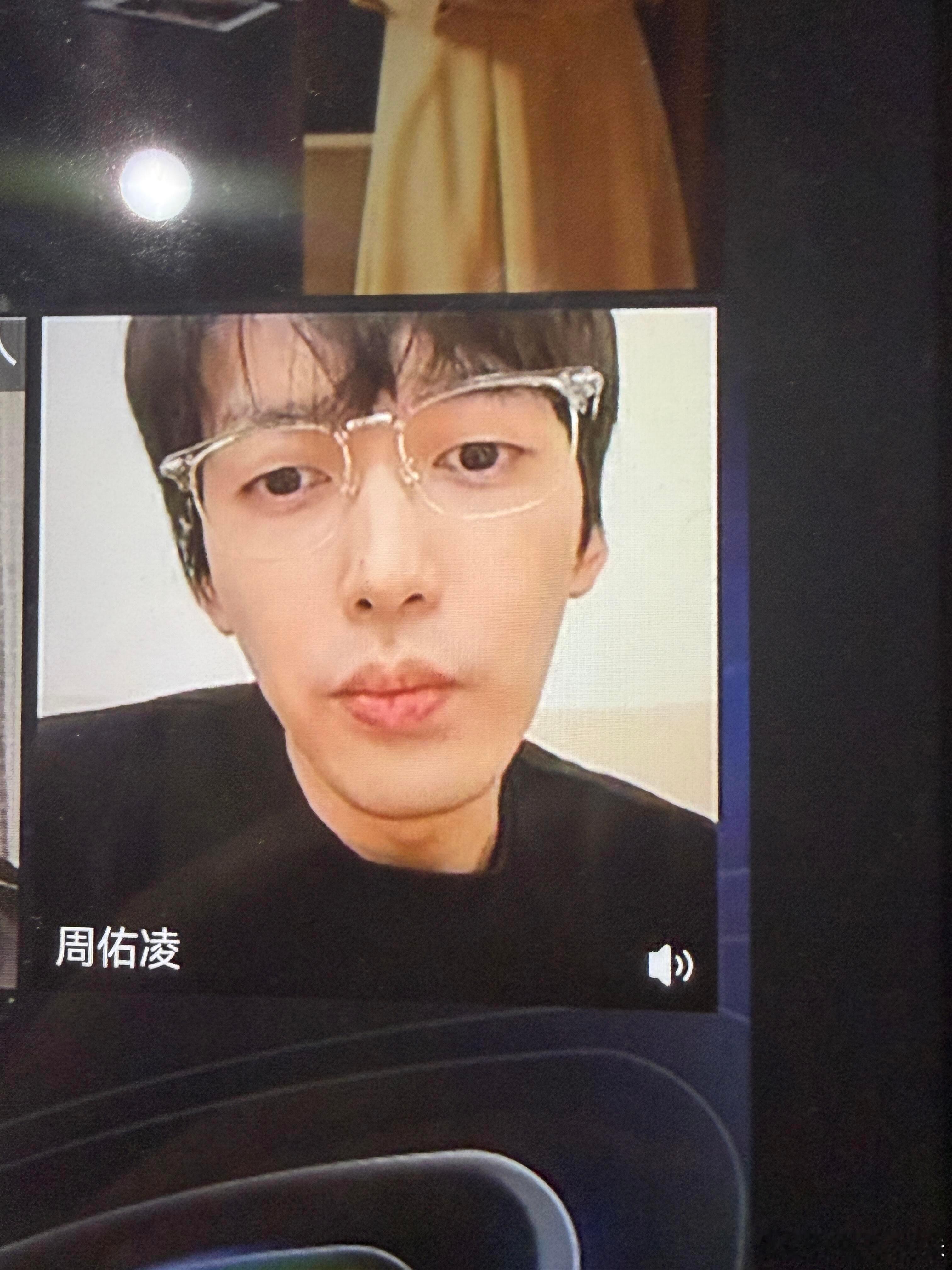 周叔背景是柳柳家的沙发！！！终于不用为了直播从徐汇掐点赶回青浦了柳周cp｜柳周c