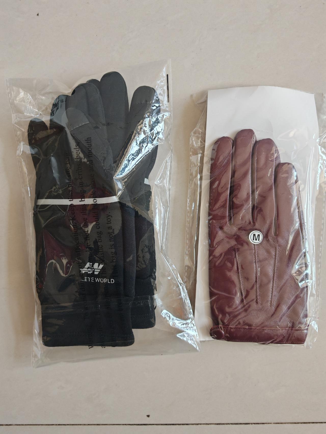 昨天下午，收到了儿子在网上给我和老伴儿买的手套。
其实，我们俩人冬季保暖手套有很