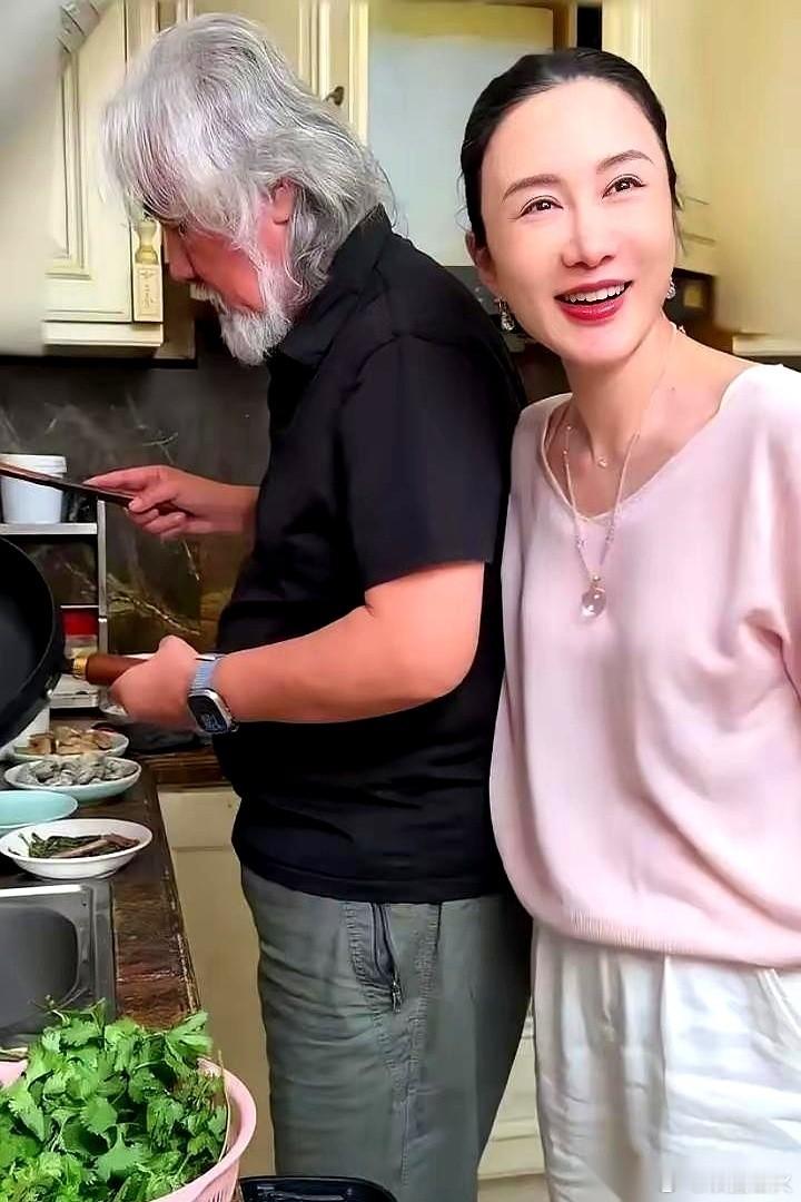 说真的，张艺谋这把年纪，到底在图什么？ 都七十多了。本该是公园里遛弯，在院子里摆