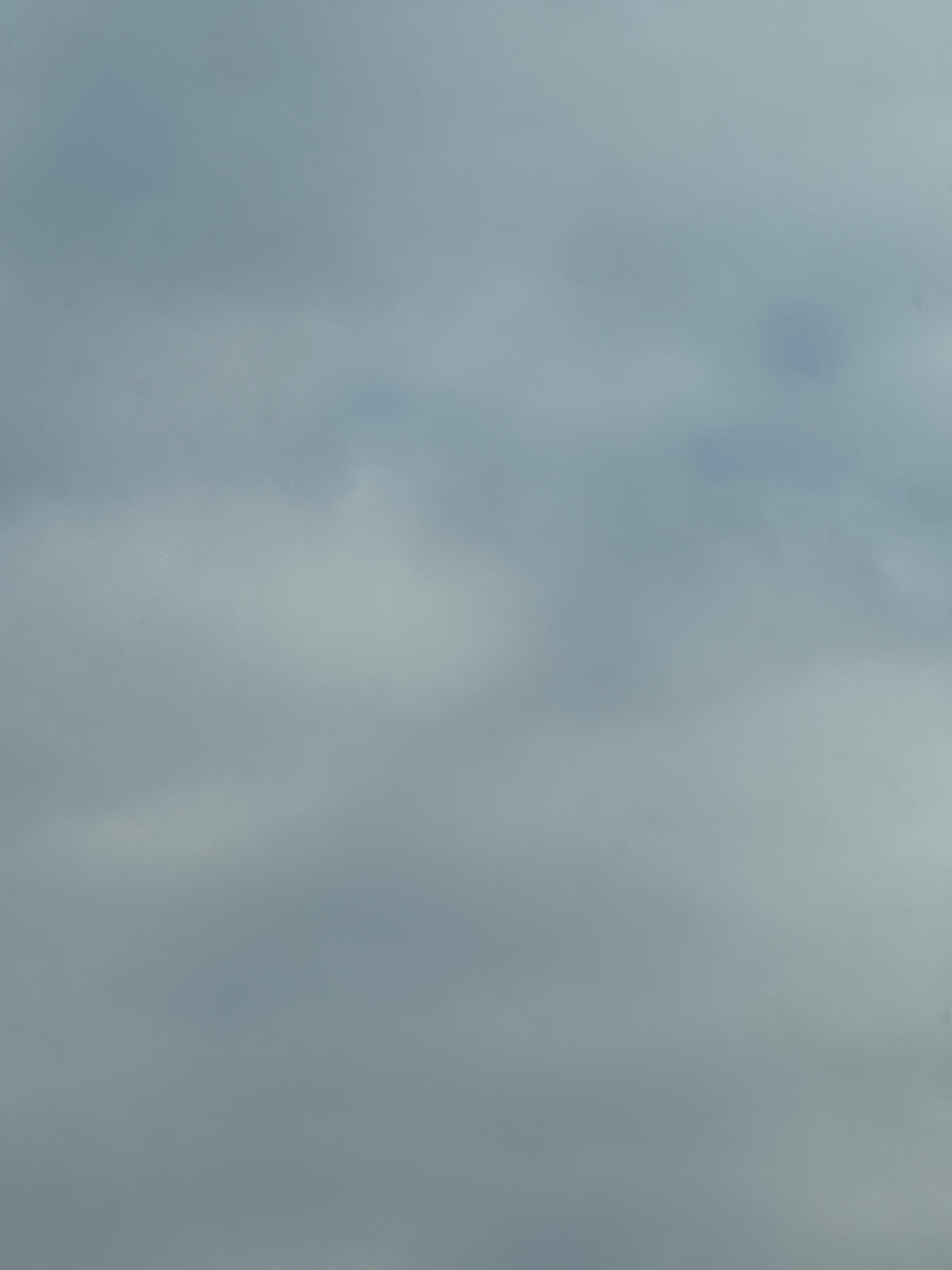 推开窗的刹那，撞进眼里的是一片被揉碎的蓝。那蓝不是浓墨重彩的靛青，是掺了几分云絮