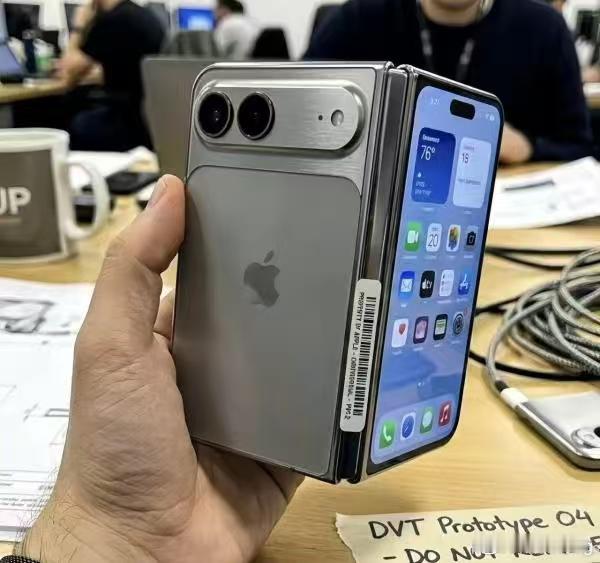 iPhone折叠屏上手毫无疑问苹果首款折叠屏一出场，必定会引爆整个手机市场。对果