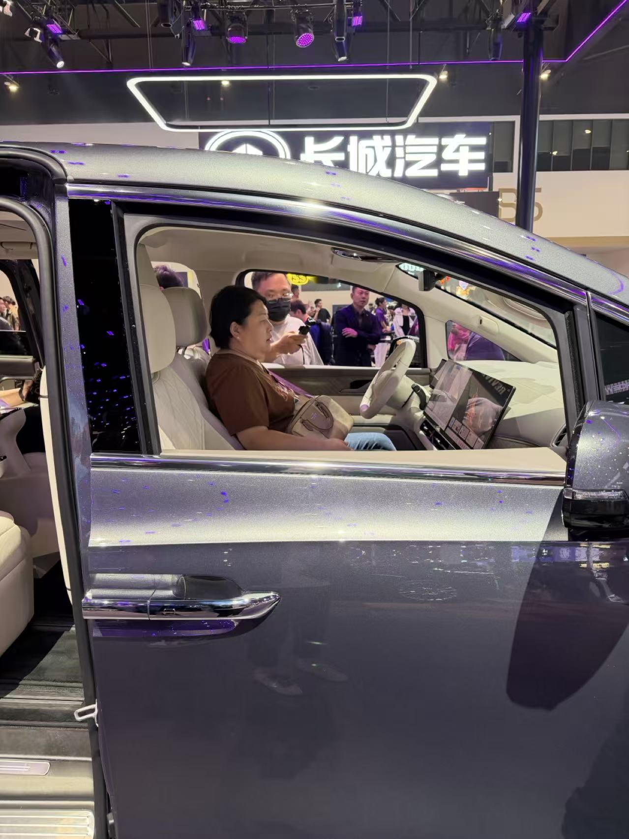 北京车展魏牌展台气场拉满这次北京车展魏牌的展台还挺有趣的V9X受到的关注也有很多