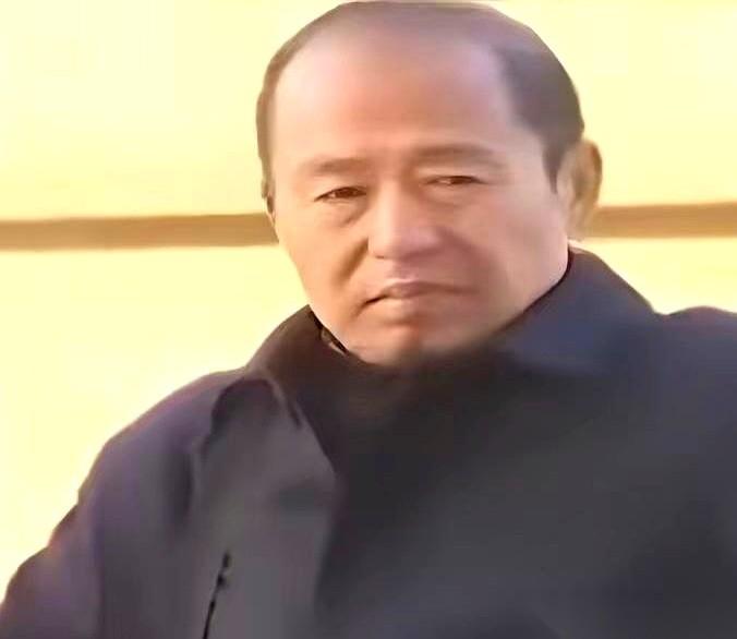 千万身家、月收租十万的亲爹，眼睁睁看着俩亲闺女在垃圾堆里捡烂苹果、扒馊面包吃。