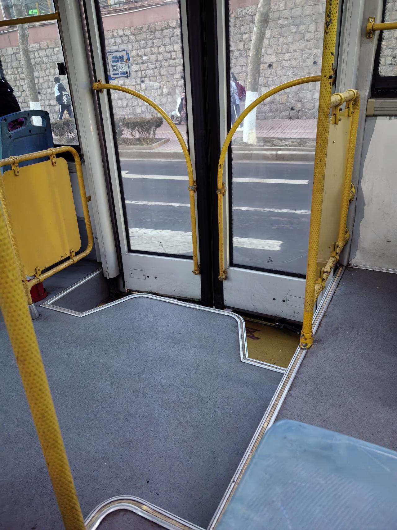 今年第一次去医院，突然鄙视自己的抠搜了。

6点50出门，天还蒙蒙亮，冷飕飕的，