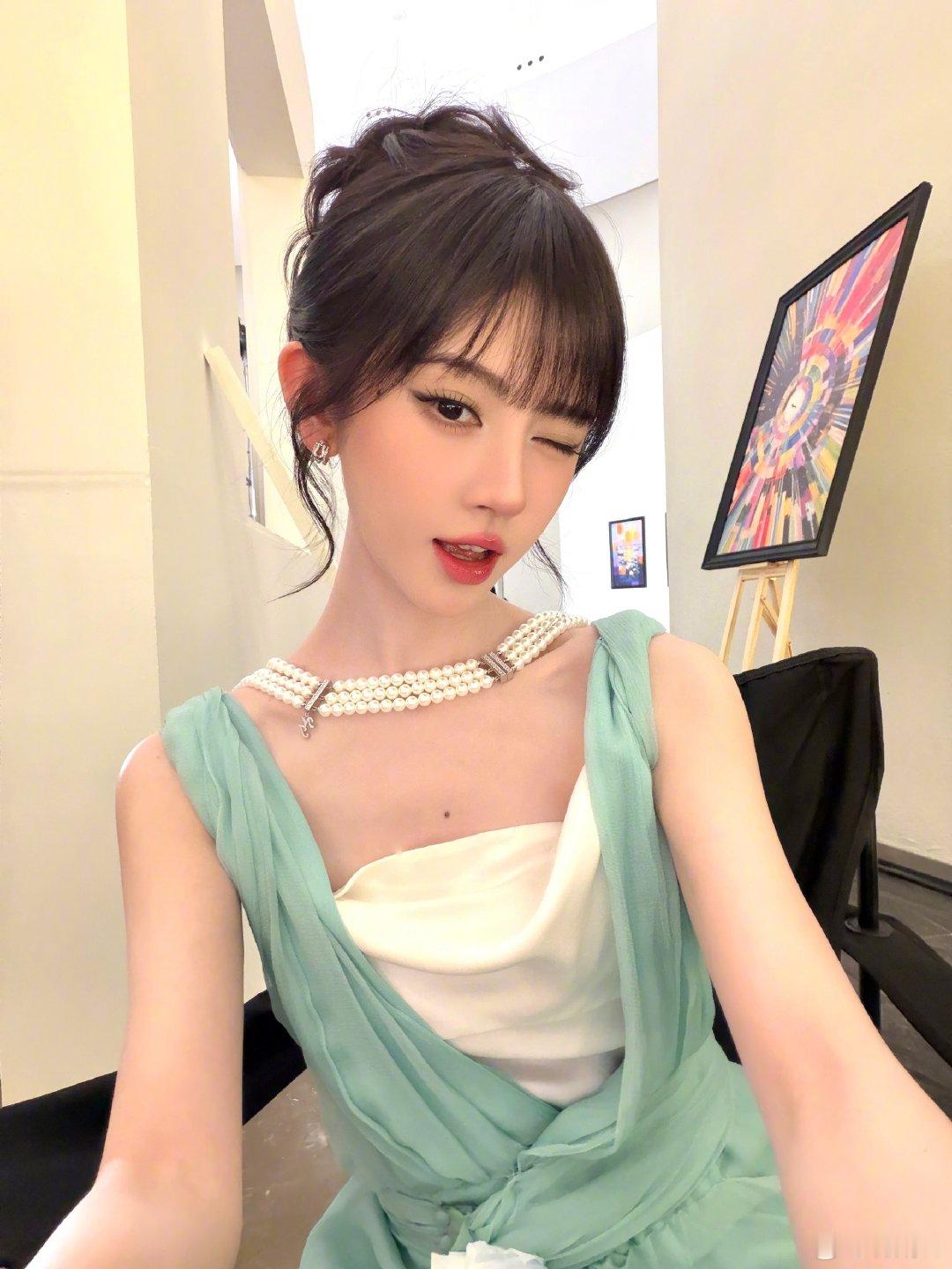鞠婧祎苏绿夏日常碎片鞠婧祎苏绿夏碎片一下吧 已被姐姐迷倒~[/cp] ​​​