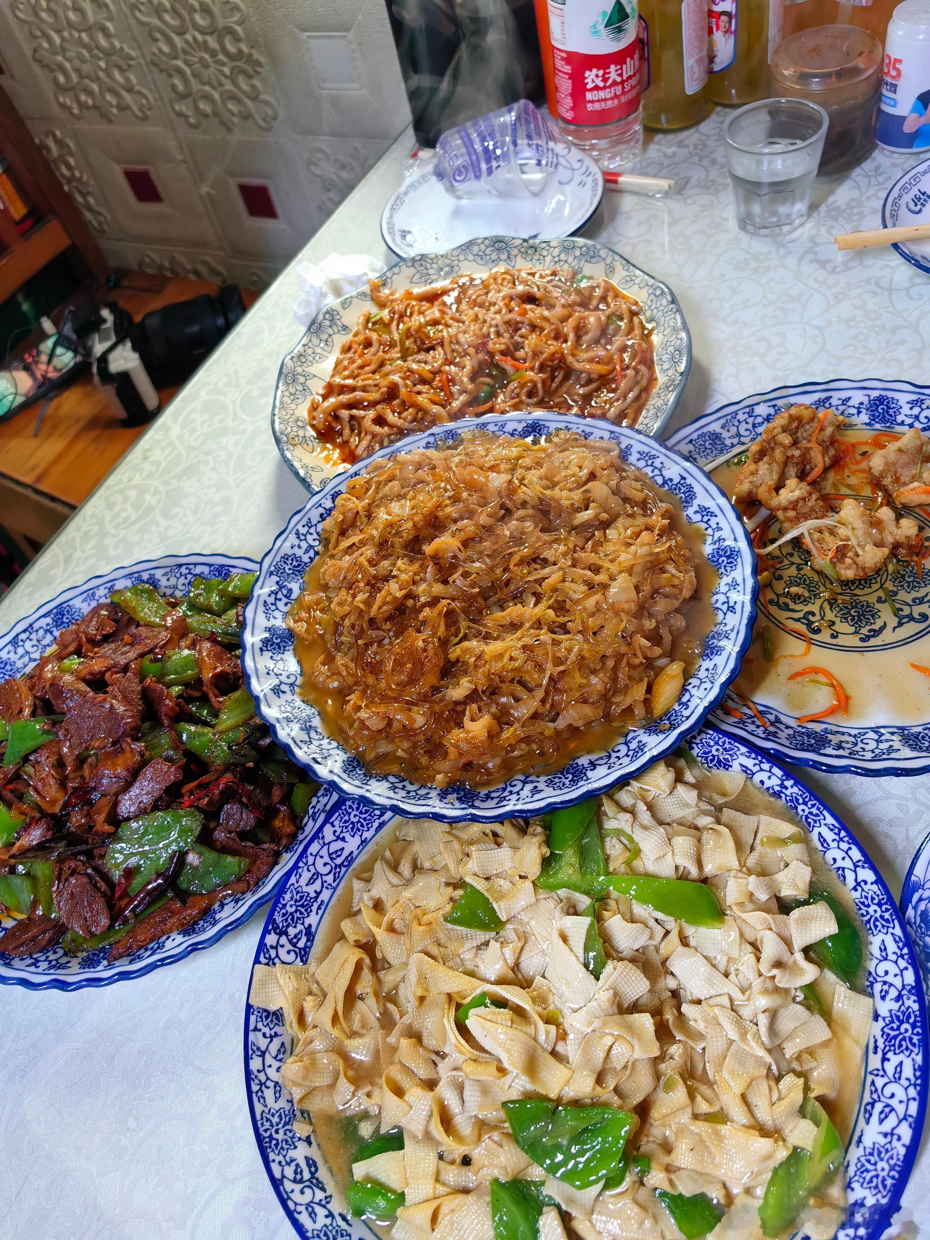 从哈尔滨回来的第n天，好想念分大量足的东北菜啊！尤其想吃锅包肉、酸菜粉、鸡架烧烤
