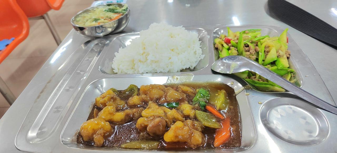 早晨起来，做了早餐。妻子看了一眼说不想吃，看着就不好吃。我没有说什么，既然她不想