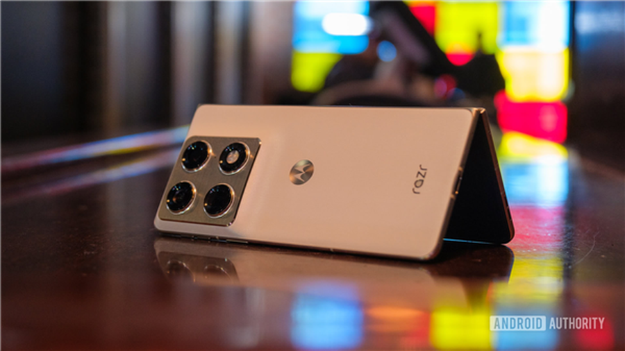 moto推出首款大折叠手机 8.1英寸2K内屏