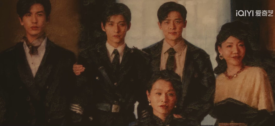 好难受，其实仔细看这个全家福慕容清峄也是被排除在外的。大姐挽着大哥，大哥搂着二哥