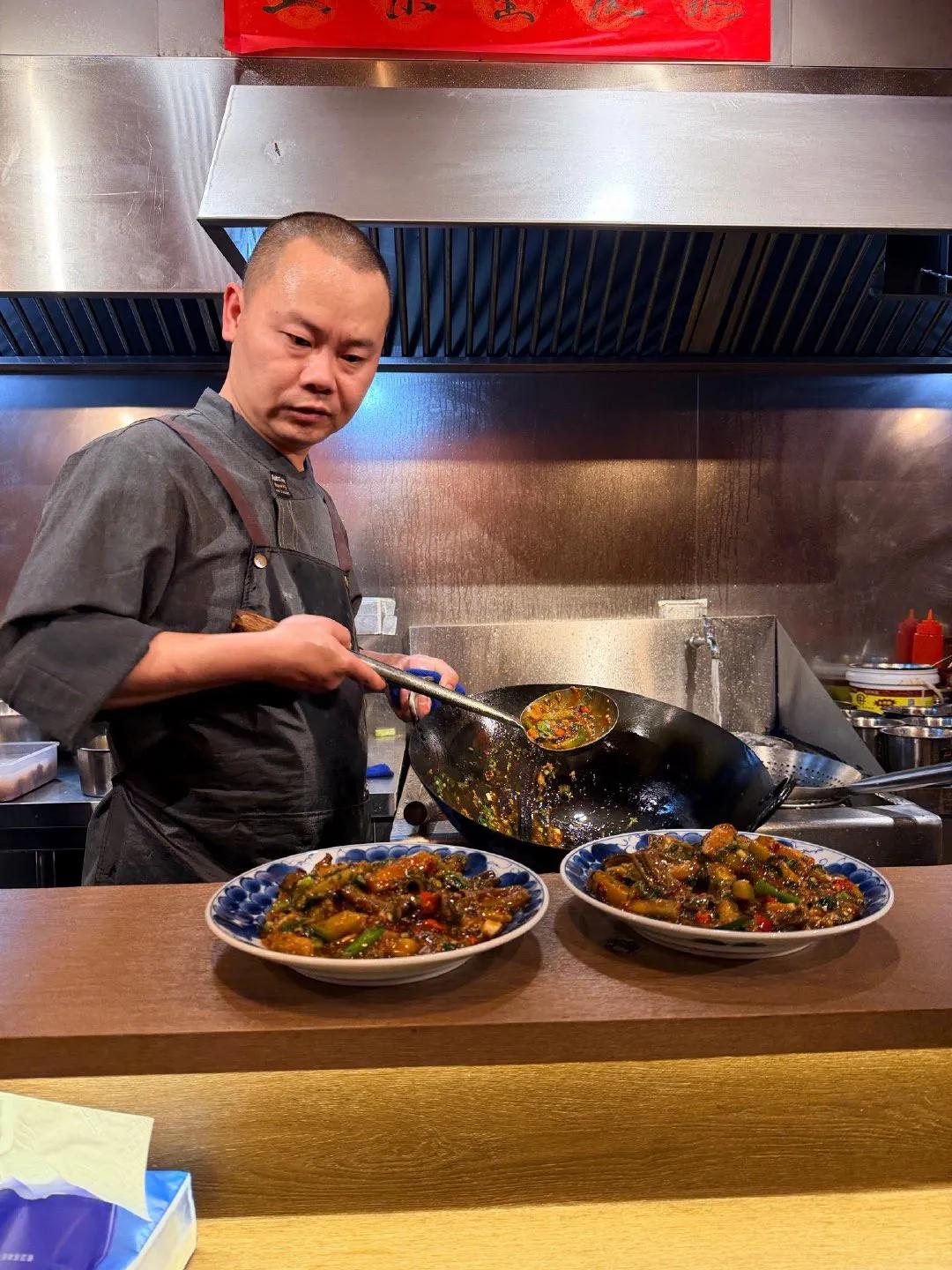 这上海开了一家川菜店，搞笑的是板前做菜。
这架势看起来了真有点像日式的板前餐，这