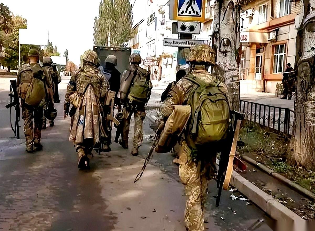 俄军说城已经包死了，乌军成批投降。
乌军总司令立马跳出来说，放屁，我们还在打！