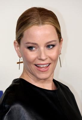 伊丽莎白·班克斯
亮相剧集《迷你妻子》第一季首映式
身穿黑色皮裙的她
性感又帅气