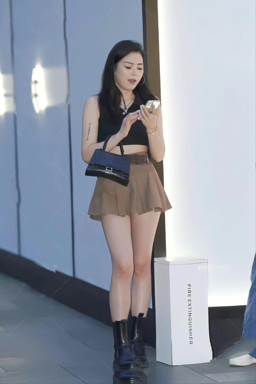 懂得对别人的生活保持距离，是成年人最起码的尊重。 有句话说，人与人走得太近是一场