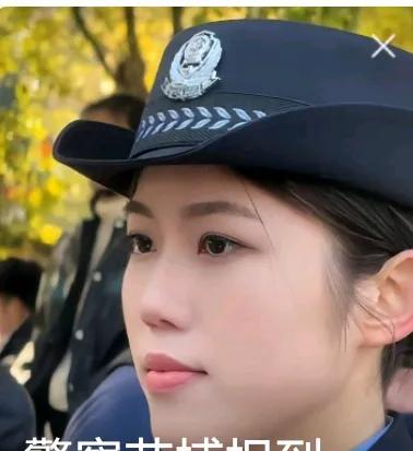 杭州交警又添新秀，大家可否知道这位女警叫什么吗？
我也刚发现。
她长相眉清目秀、