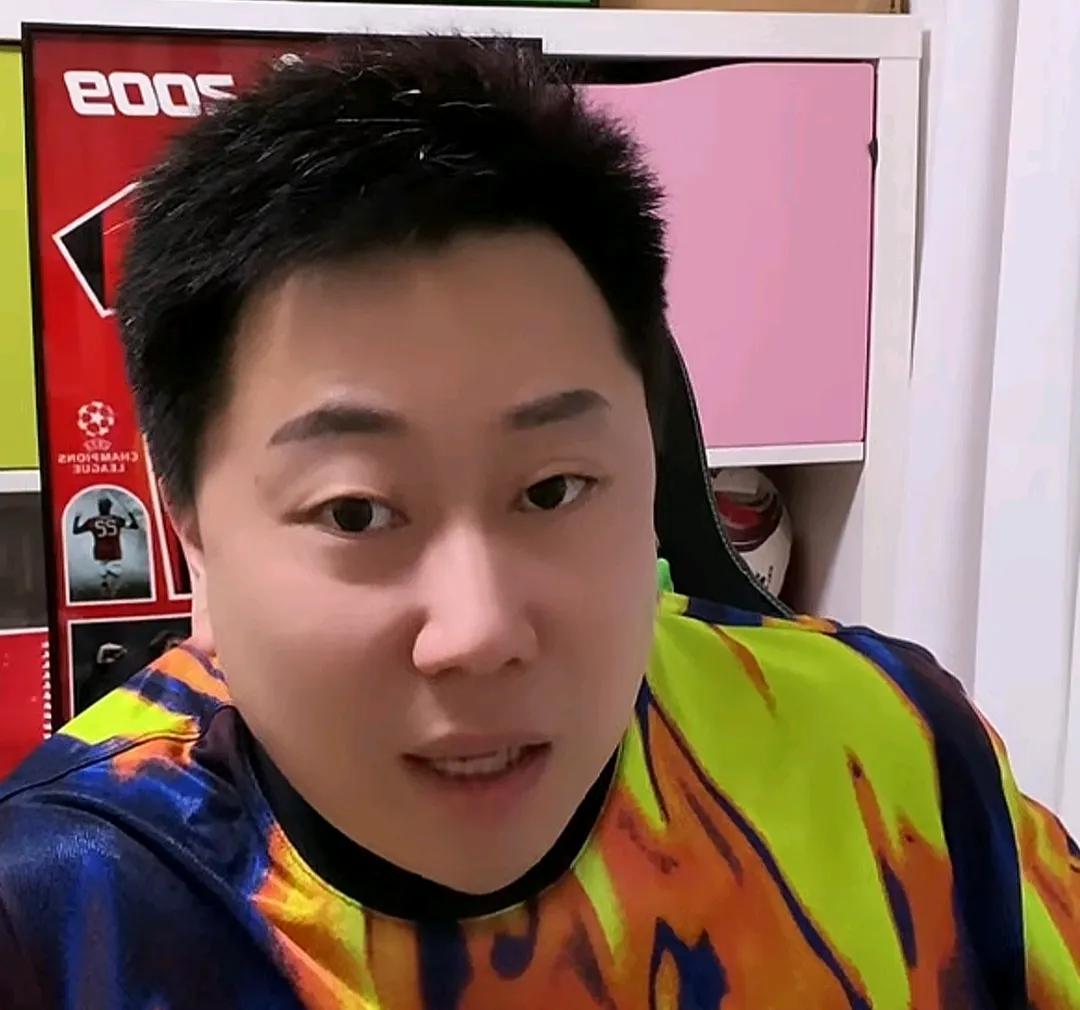 媒体人李宝库坦言，大连英博球迷对他们的主教练李国旭还是太宽容了。
在大连英博遭遇