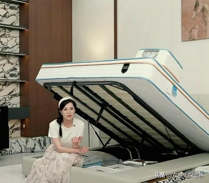 盼盼钻到床箱里讲品。
广交会盼盼打头阵，林氏家居床讲的非常细致，各种款式的床从床