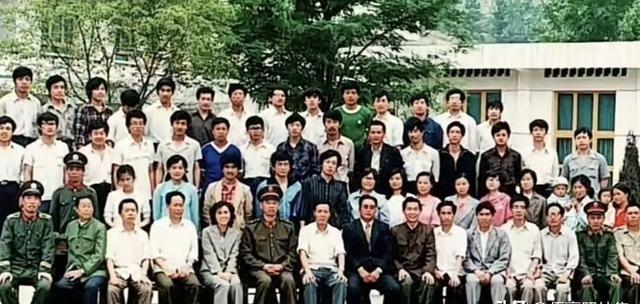 1987年，廖锡龙将军回到家乡一一 思南 ，来到思南师范（现铜仁幼儿师专），看望