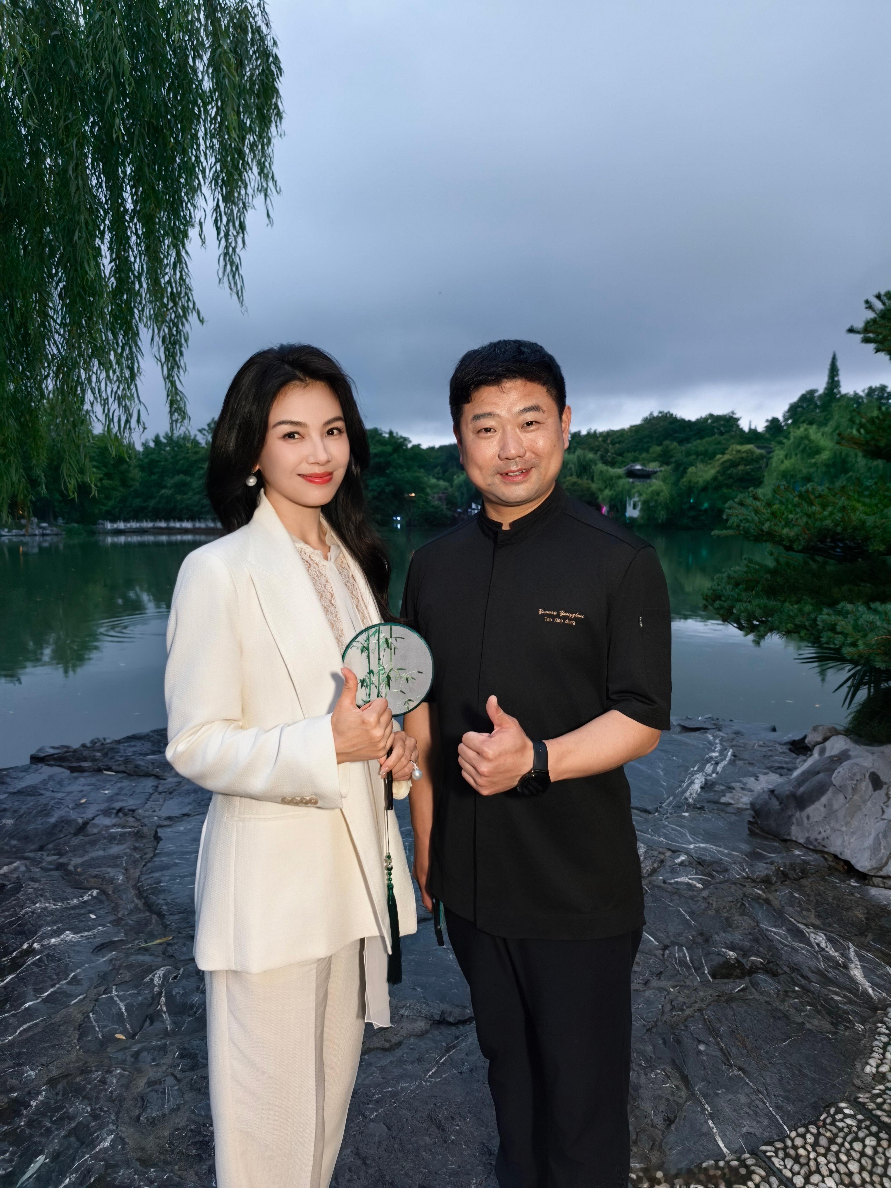 总要来趟江苏吧 7月14日，演员刘涛在个人社交平台发布“逛瘦西湖美景，品尝地道淮