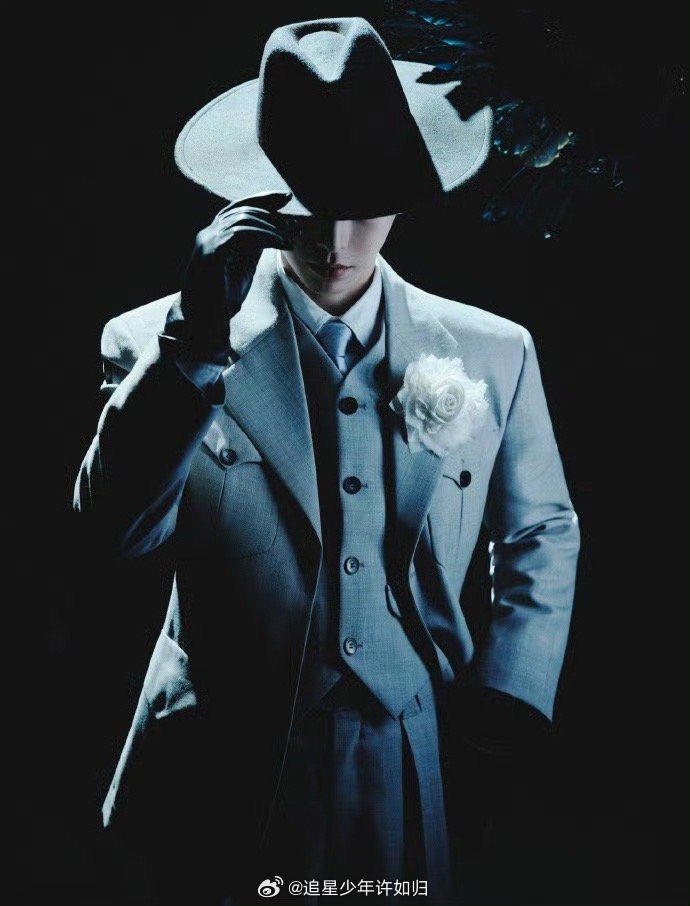 彭昱畅金丝眼镜 喜欢这种有思考的造型！金丝眼镜不只为装饰，更为眼神增添了深邃感；