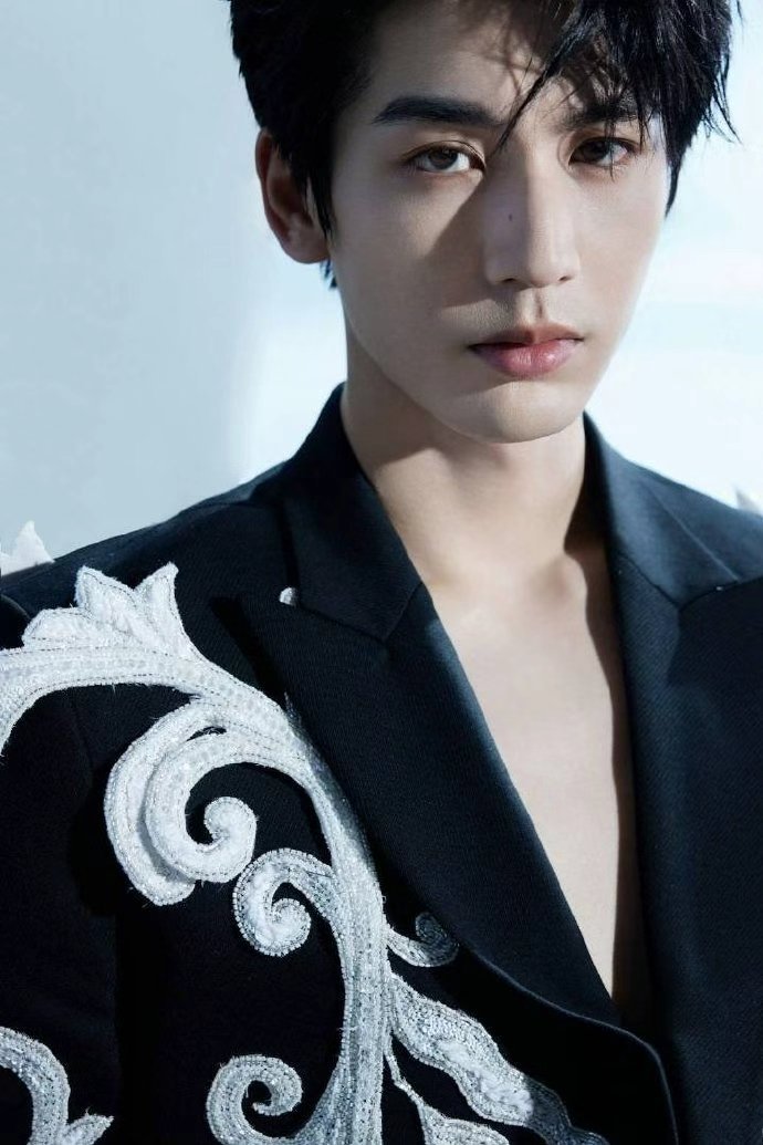 张凌赫优秀和帅气是刻在骨子里的张凌赫张家玮时期张凌赫优秀和帅气是刻在骨子里的，张