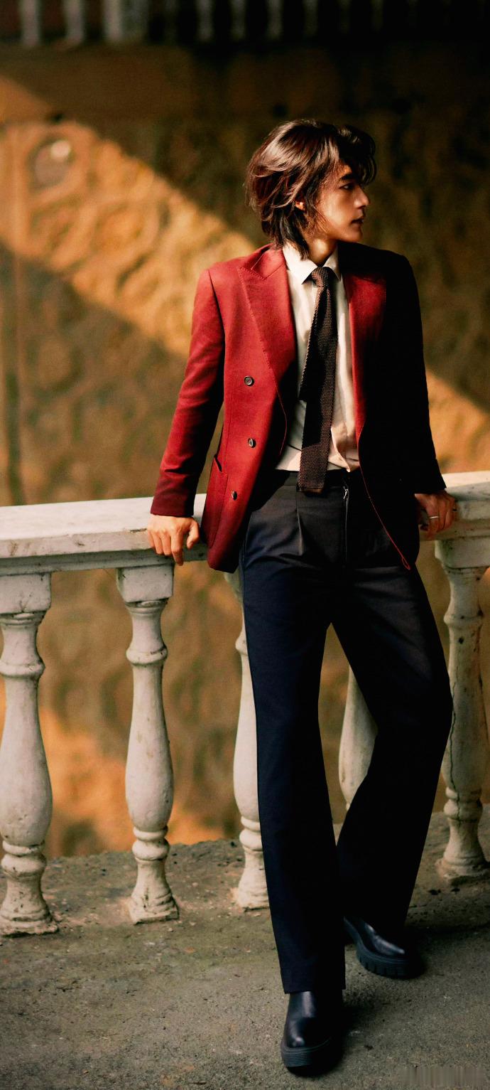 红衣此沙我狠狠笑纳了看到红衣此沙的瞬间，我手机屏幕都在发烫！这男人简直帅得犯规 